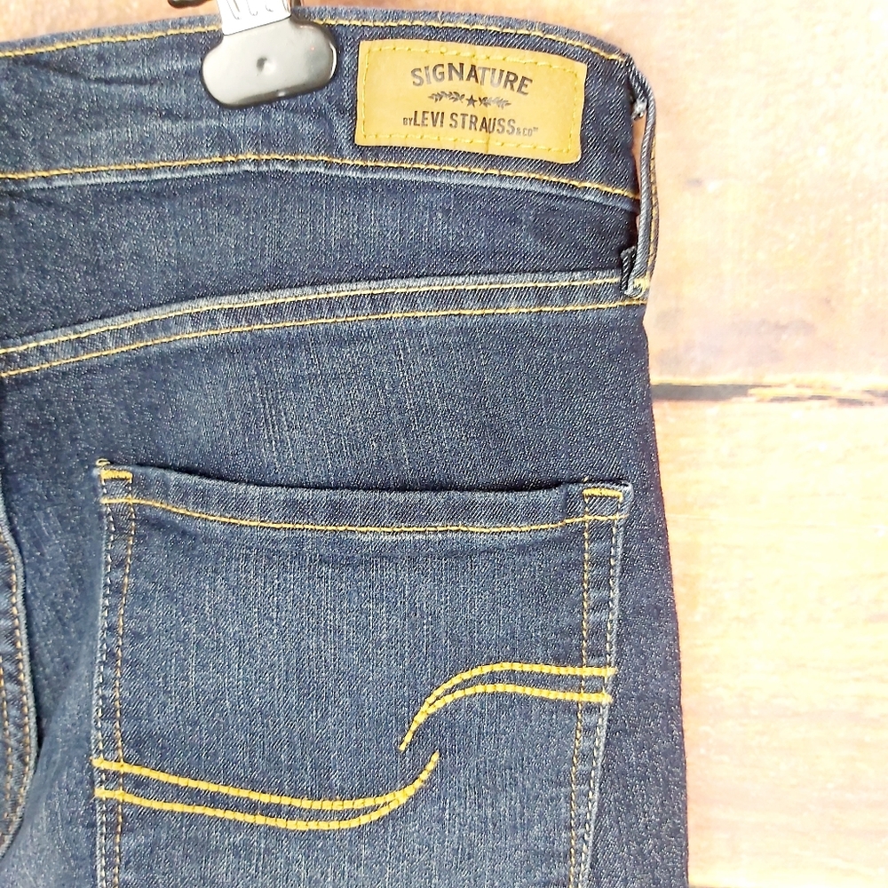 Levi's Signature Crop Capri Jeans - Picture 4 of 7